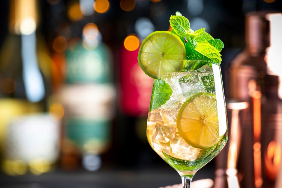 Imagem de um coquetel de limão com hortelã e gelo em uma taça elegante, ideal para drinks refrescantes e bebidas alcoólicas.